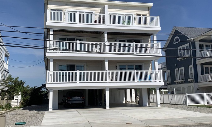 Dennisville Casa | ¡PUNTOS DE VISTA! ¡PUNTOS DE VISTA! ¡PUNTOS DE VISTA! Disfruta de fantásticas vistas al mar y a la bahía desde 4 cubiertas. Directamente al otro lado de la calle a las fantásticas playas de North End. Estacionamiento en el puerto de automóviles, ducha...
