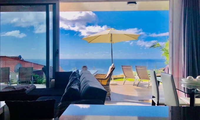 Estreito da Calheta Villa | Villa da Pinheira -II, dos dormitorios modernos, dos baños, vista al mar