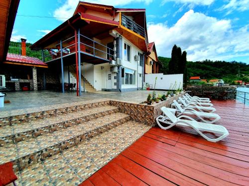 Eselnita Casa | Vila Cristiane