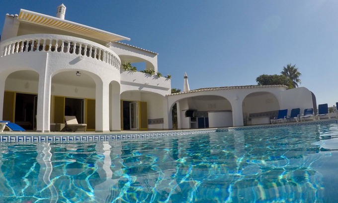 Praia da Luz Villa | Vila Margarida. Villa de lujo de 5 dormitorios con piscina privada y tenis.