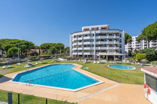 Vilamoura Apartamento | Vilamoura Retreat with Pool & Balcony by HostWise