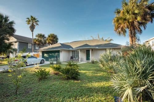 Vilano Beach Casa | Vilano Vacation - Entire House! Walk to Beach! 4 miles to Downtown Historic St Augustine! Dog Friendly