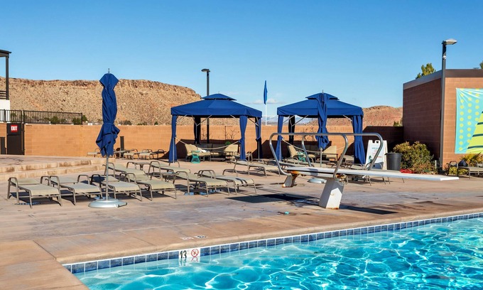 Bloomington Condominio | ¡Nuevo listado! ¡Maravilloso! Nueva Villa 8, todas las Master Suites! ¡Recurso! Bloomington Country Club!