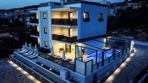 Okrug Gornji Apartamento | Villa 23 A heated pool