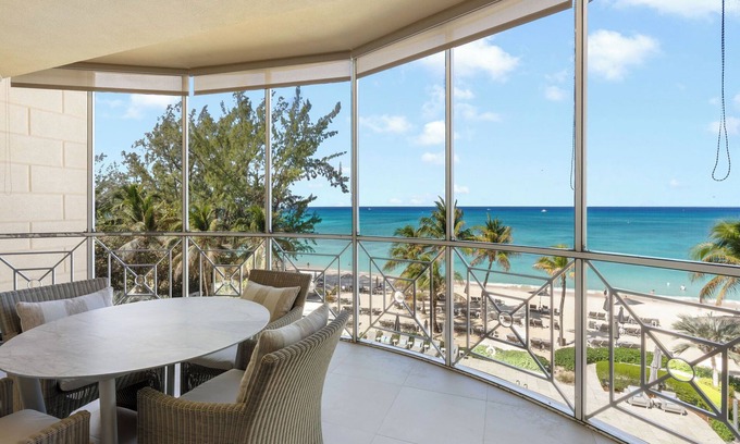 Seven Mile Beach Condominio | Villa 23, Forth floor 3 bedroom, 3 bathroom, oceanfront, fully equipped.