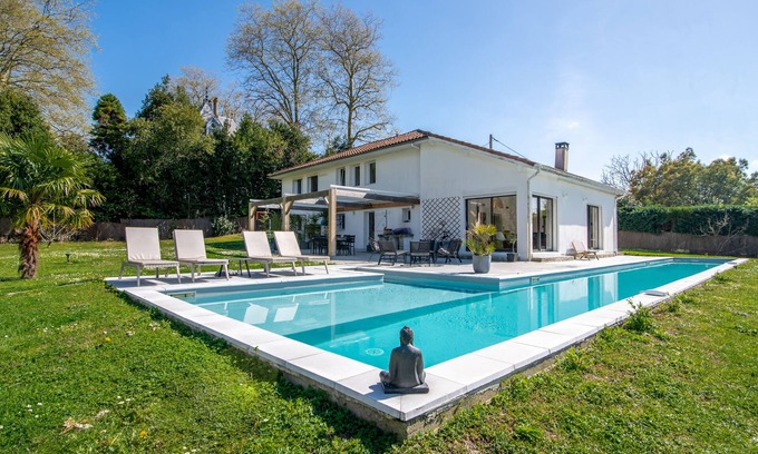 Bayonne Villa | Villa 230m² Avec Couloir de Nage et Grand Jardin