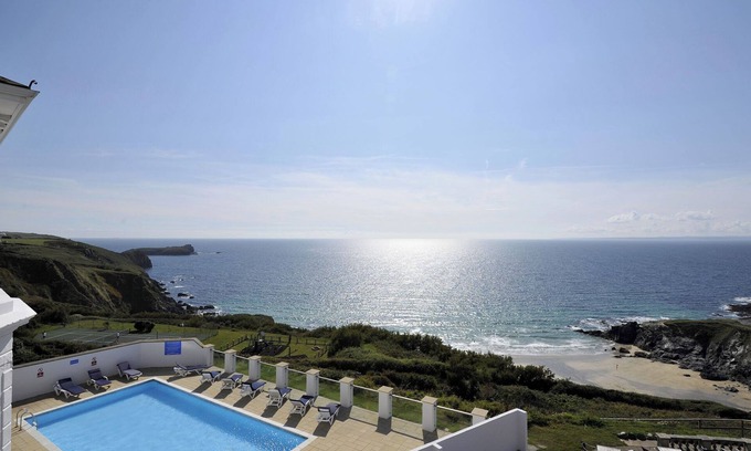 Mullion Cabaña | VILLA 3, pet friendly, character holiday cottage in Mullion