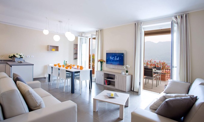 Sala Comacina Apartamento | Lujosa y espaciosa casa familiar con capacidad para 8 personas con vistas al lago envidiable