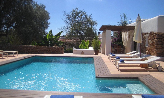 Sant Carles de Peralta Villa | VILLA A 5 MINUTOS DE LAS PLAYAS CON JARDÍN Y PISCINA PRIVADA