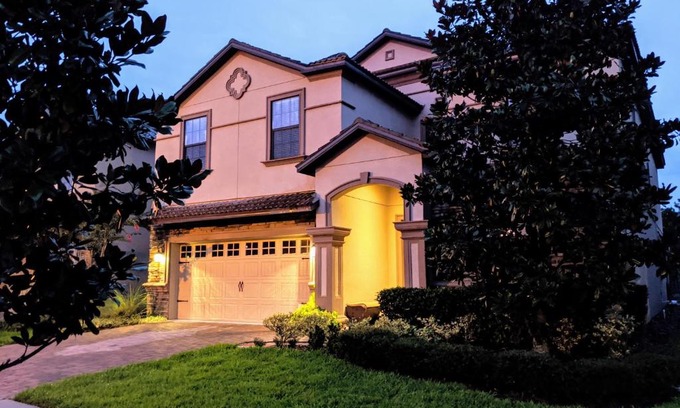 Davenport Villa | Villa 9BR Luxury near DISNEY with Pool, Spa, Free Parking, WiFi, Waterpark