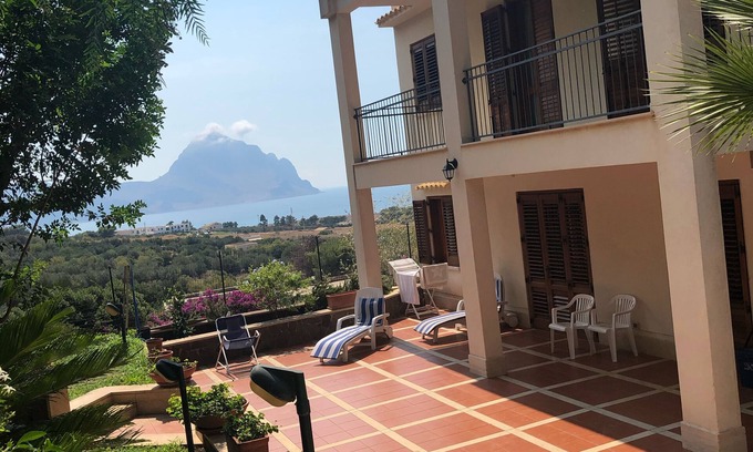 Macari Villa | Villa Aileen en un jardín subtropical cerca de la playa más hermosa de Italia.