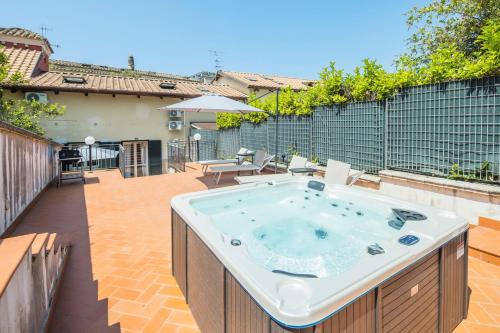 Magazzeno Apartamento | Villa Al Borgo - con Jacuzzi in giardino privato
