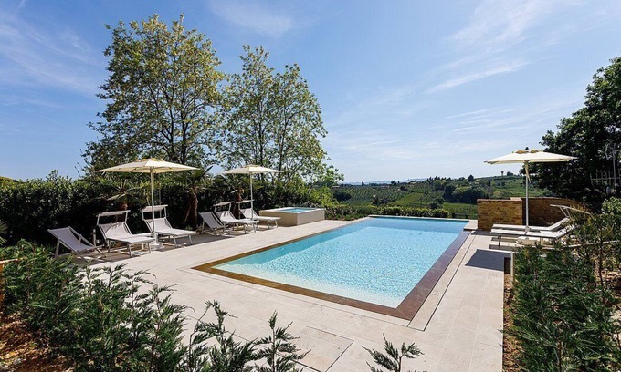 Tavarnelle Val di Pesa Apartamento | Villa Albizia: A characteristic and welcoming four-story apartment that is part of a villa surrounded by the greenery, with Free WI-FI.