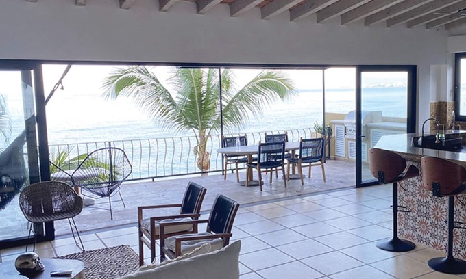 Amapas Villa | 2 a 3 Br. Villa privada con personal con piscina y vistas increíbles de la playa de Los Muertos