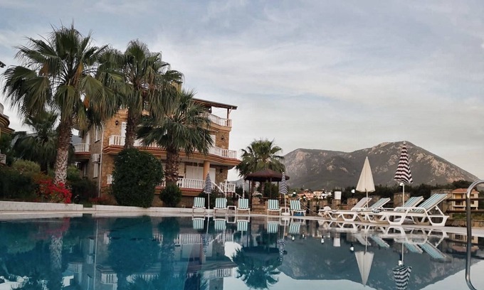 Alanya Villa | VILLA ALTAY - 400M2 - 13 PERSONAS PUEDEN QUEDARSE - GRAN PISCINA - BARBACOA JARDÍN