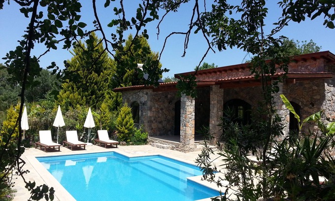 Fethiye Villa | Villa Amara es una acogedora casa de vacaciones de construcción de piedra con piscina privada no descuidada