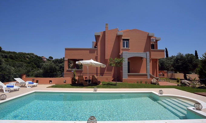 Corfu Villa | Villa Amaryllis es la opción de reserva definitiva para parejas, familias y amigos.
