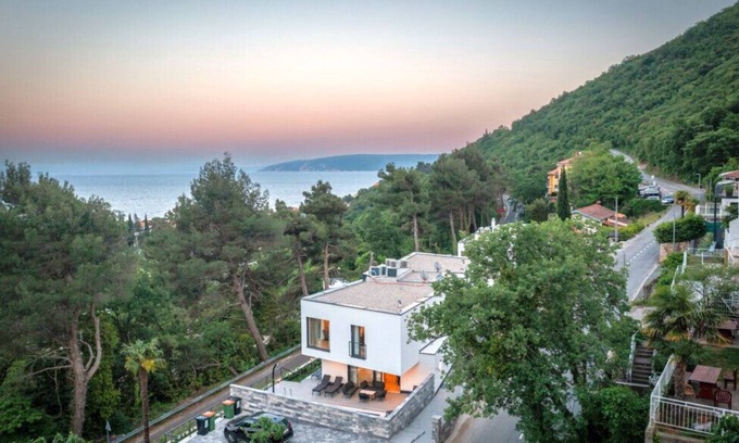 Obrs Villa | Villa Amelie by Villas Guide