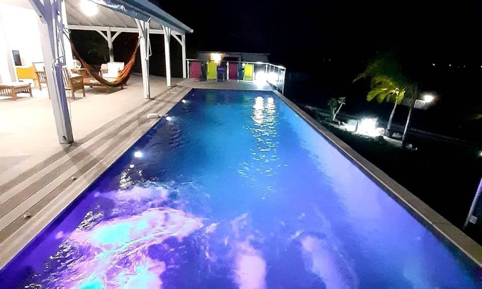Saint-Francois Villa | Cómoda villa de 4 * con piscina de hidromasaje con capacidad para 8 personas.