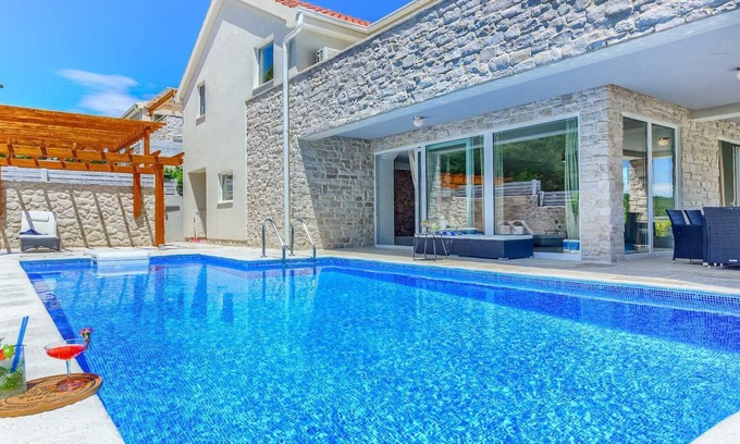 Pitve Villa | Villa Anandas - Villa de 8 dormitorios con vistas al mar, piscina, sauna y jacuzzi para 16+4 huéspedes