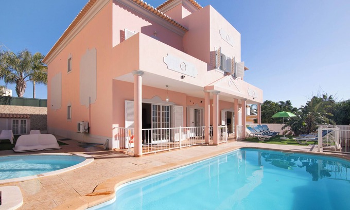 Montechoro Villa | Villa 'Andorinhas' con piscina privada, Wi-Fi y aire acondicionado