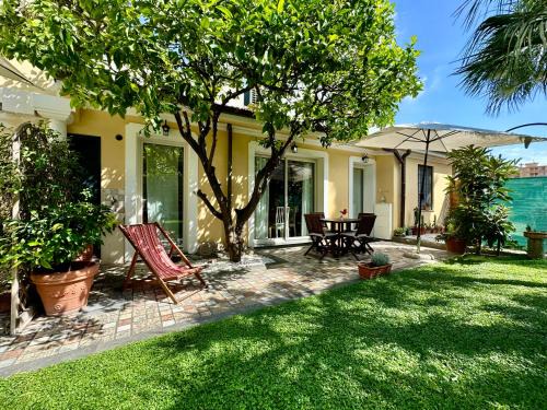 Vallecrosia Apartamento | Villa Angelina Holiday Homes I Casa UG I Antica Villa I Giardino I 4 ospiti I Mare 5 min I Parcheggio privato