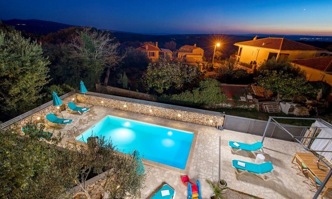 Garica Villa | Villa ANNA-LENA with pool close to sandy beach