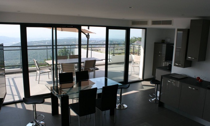 Saint-Jeannet Apartamento | Villa Apartments, private garden and pool, panoramic sea view
