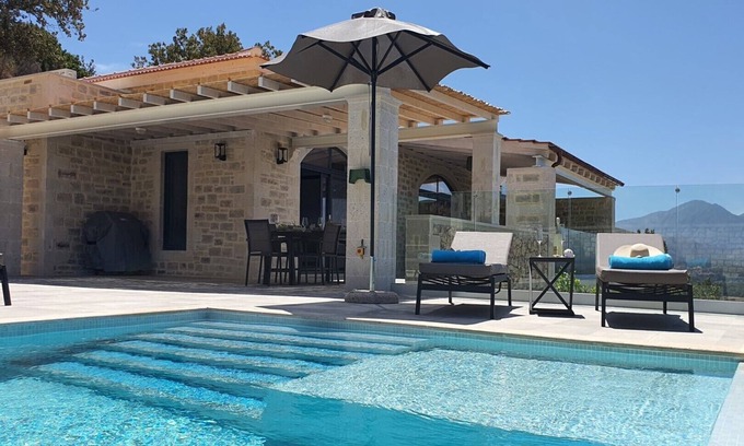 Monopari Villa | Villa Afrodita, magníficas vistas, piscina infinita climatizada, privacidad!