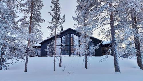 Akaslompolo Villa | Villa Arctic Trail B - Lapland Escape with Outdoor Hot Tub & Ylläs Ski Passes