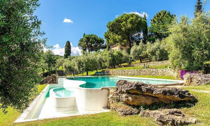 Montepulciano Villa | Villa Ardita: una característica y acogedora villa de dos pisos rodeada de vegetación.
