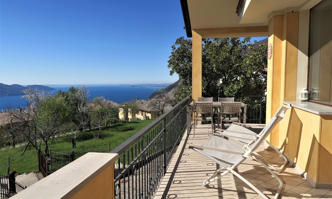 Gardola Apartamento | Villa Arianna Suite in private Villa lake view, garden, private swimming pool.