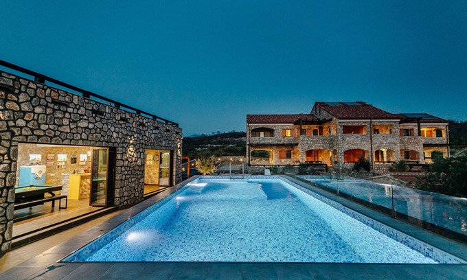 Lustica Villa | Villa Ariel - casa familiar, piscina y bar, cancha de baloncesto