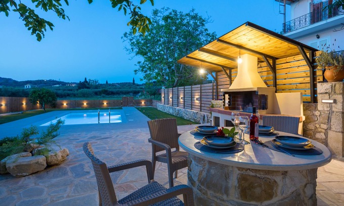Agia Marina Villa | Villa "Athina's House" con vistas a la montaña, piscina y Wi-Fi