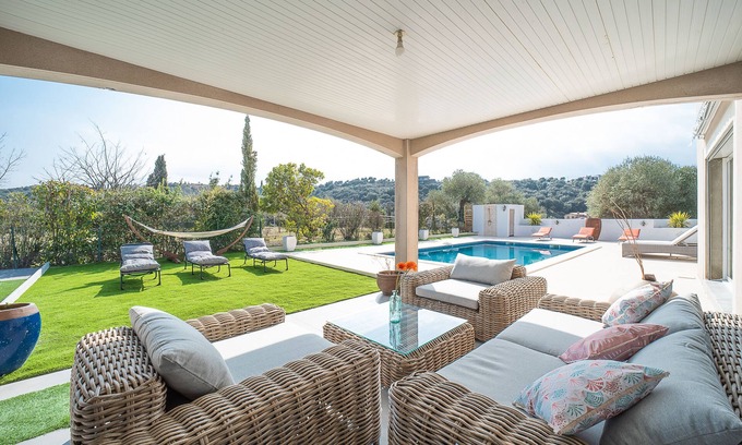 Vives Villa | Villa Avec Piscine , Dans un Charmant Village Catalan à 10 min de Lespagne