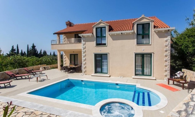 Brasina Villa | Villa Avoca - Apartamento de cuatro habitaciones con dos balcones y piscina