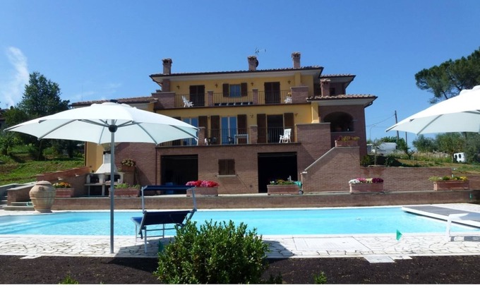 Marciano della Chiana Cabaña | Villa Baccus es un encantador apartamento en el primer piso de una magnífica villa en el límite de la ciudad.