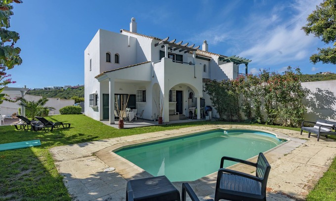 Castillo de Sabinillas Villa | Villa 'Bali' con vistas a la montaña, piscina privada y Wi-Fi
