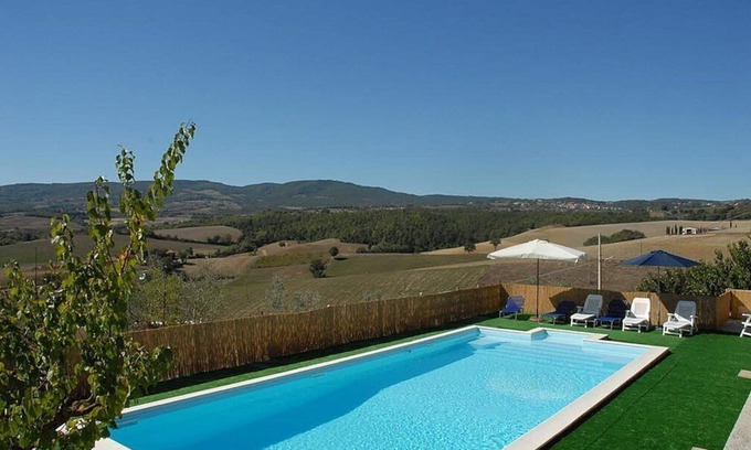 Chianciano Terme Villa | Villa Bambina: una agradable y espaciosa villa de dos pisos rodeada de vegetación.