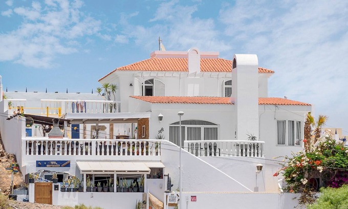 Tarajalejo Villa | Villa Barry - Villa espaciosa, vistas al mar, piscina, bar privado