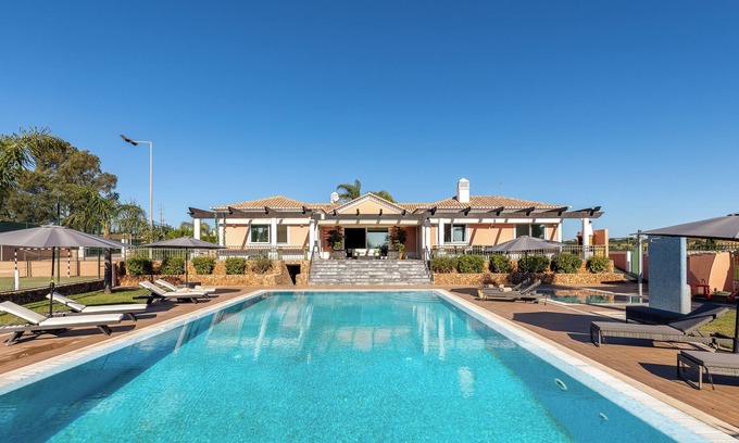 Olhao Villa | Villa Bella. Villa Familiar Privativa com Piscina e Spa . Pet-friendly