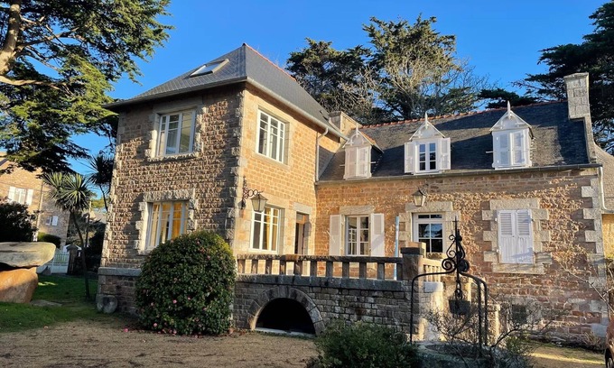 Trebeurden Villa | Villa 'Belle À 80m Des Plages' con terraza privada, jardín privado y Wi-Fi