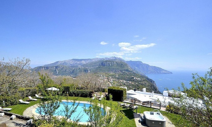 Colli di Fontanelle Villa | Villa Berenice Grande: Una encantadora villa de tres pisos con vista al mar y las costas de Sorrento y Amalfi.
