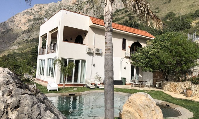 Capaci Villa | Villa entre mar y montaña con piscina privada y vista al mar con piscina privada