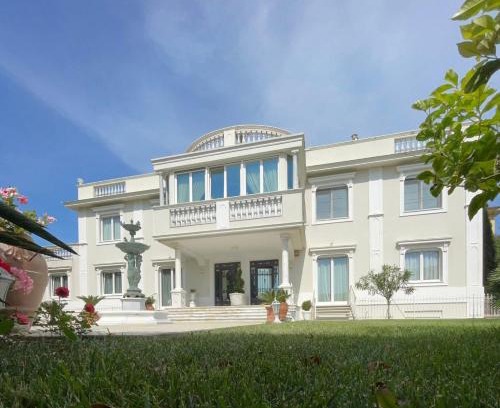 Livorno Apartamento | Villa Bianca a few steps by the sea with exclusive garden & jacuzzi
