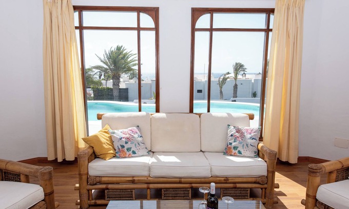 Guatiza Apartamento | Villa Blanca 1 mit Blick zum Pool und zum Meer. Fkk-charco del Palo, Lanzarote