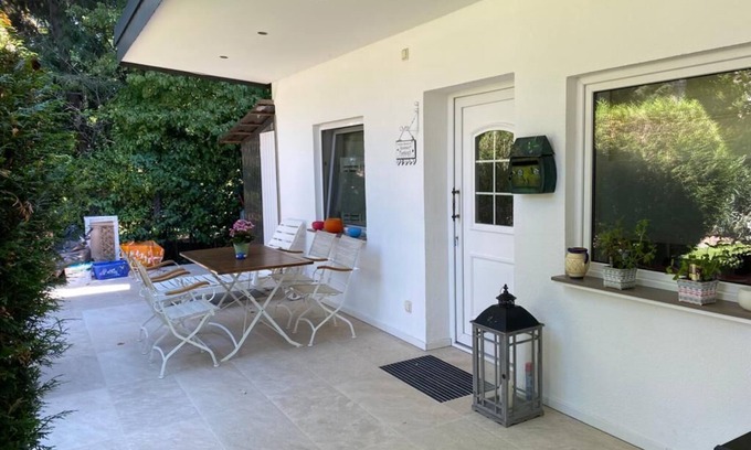 Buderich Casa | Villa Boardinghouse Meerbusch - Bungalow with a large terrace near Düsseldorf