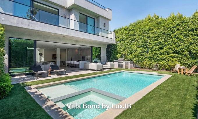 Los Angeles Villa | Villa Bond by LuxJB 🏆 Design Award-Winner 🏆 Heated Pool & Jacuzzi 🏆 Rooftop Deck