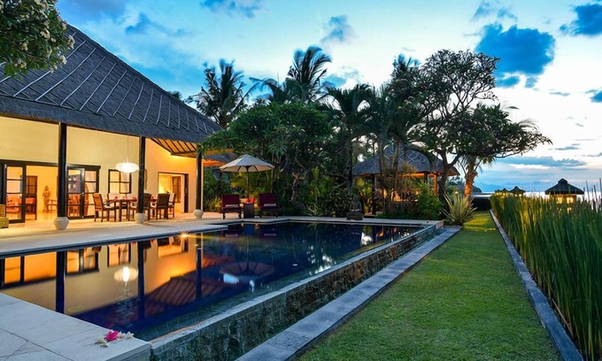 Dencarik Villa | Villa Branie - Villa frente a la playa PRIVADA en el norte de Bali