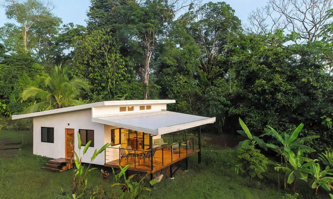 Puerto Jiménez Villa | Villa Bruno – Handcrafted Jungle Hideaway Powered by the Sun – Wifi & Hot Water